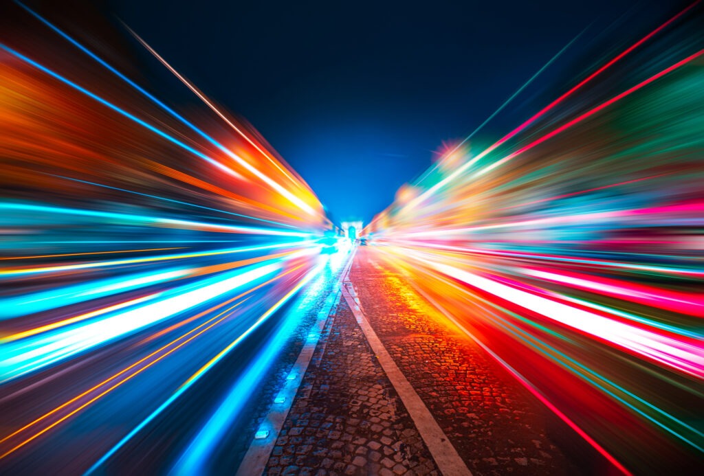 Schöner Lichtschweif auf der Pariser Stadtstraße