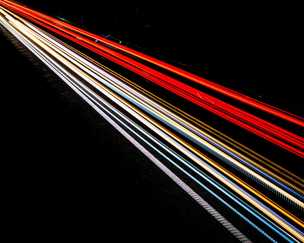 Lichter von Autos mit Nacht. lange Exposition