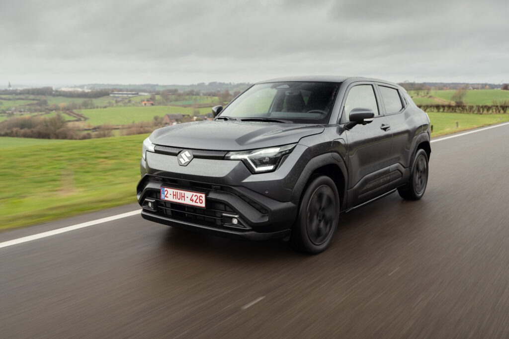Suzuki E-Vitara fährt auf einer Straße