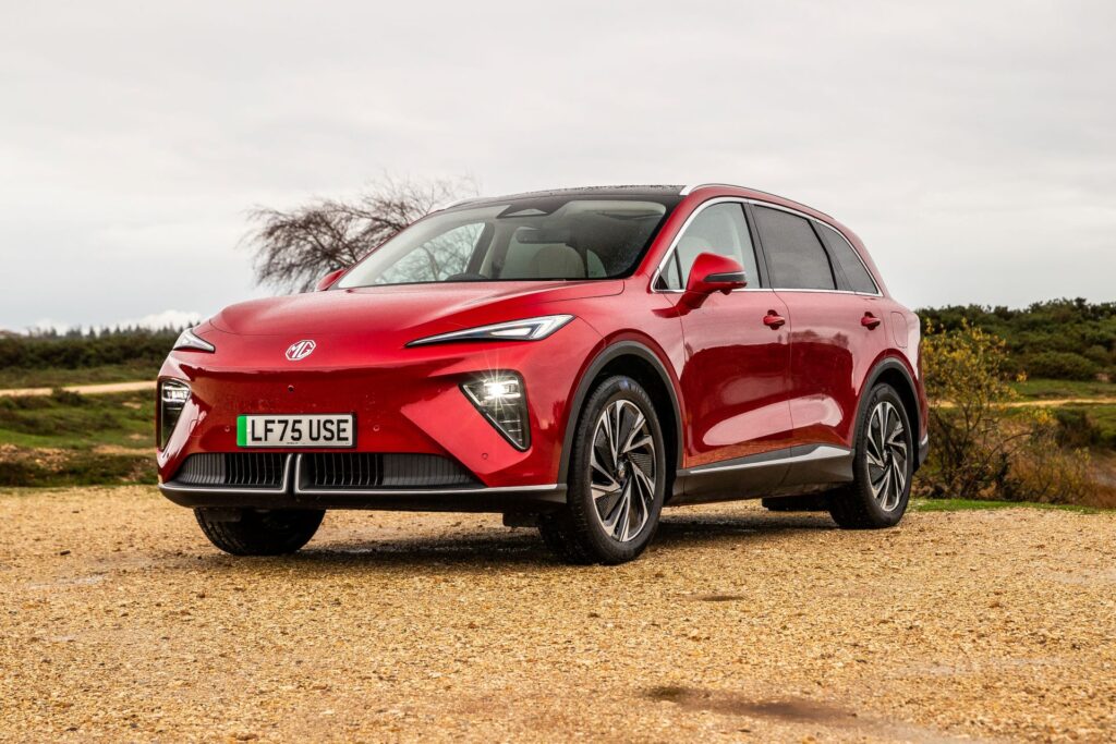 MGS6 EV auf Sand geparkt