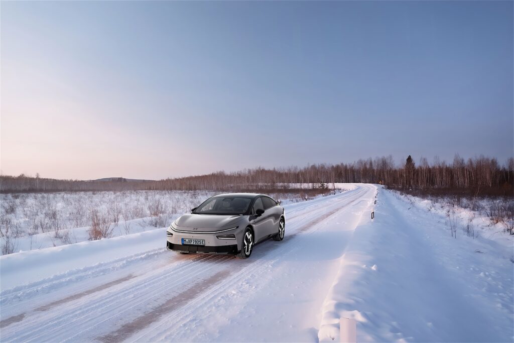 Xpeng P7+ auf verschneiter Straße