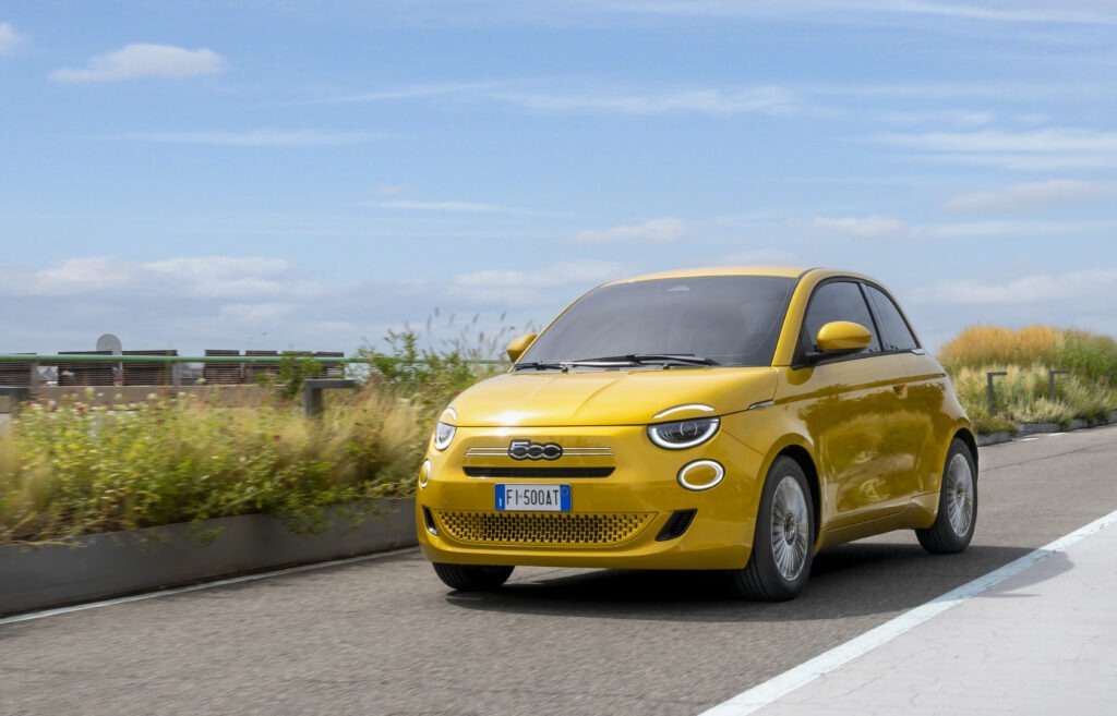 Fiat 500 Hybrid fährt auf einer Straße