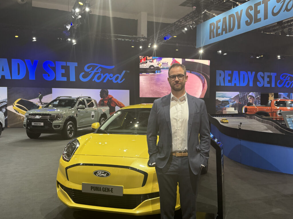 ulien Libioul, Kommunikations- und Public-Affairs-Manager bei der Ford Motor Company Belux, steht vor dem Ford Puma Gen-E