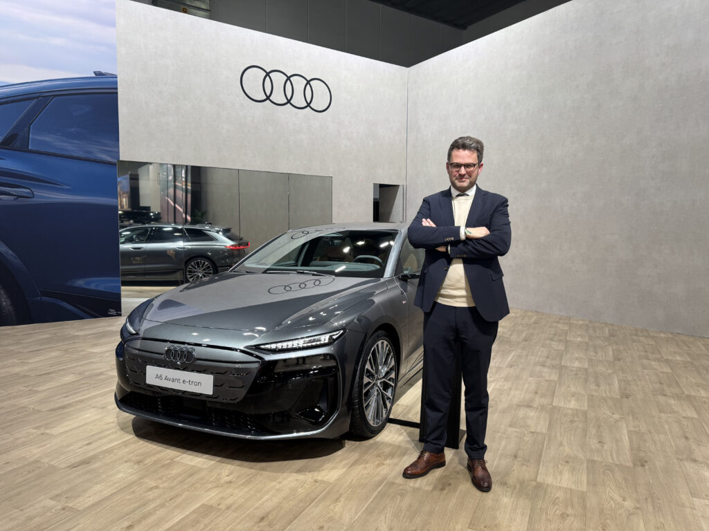Olivier Van Hoorebeke, PR-Manager bei Audi, Seat und Cupra, steht neben dem Audi A6 Avant e-tron