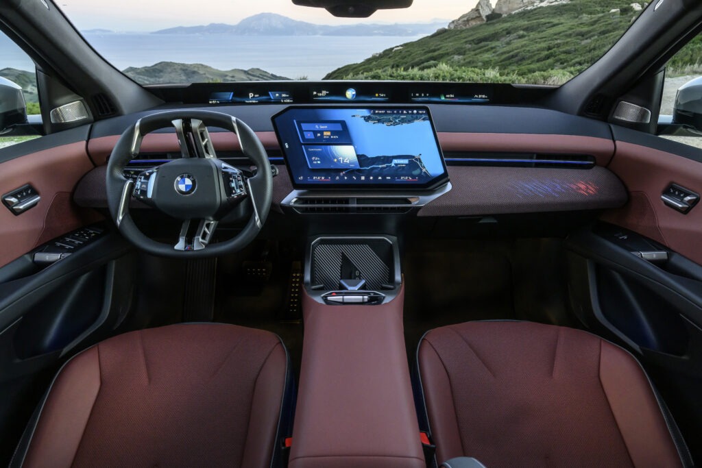 Lenkrad und Mittelkonsolenbildschirm im BMW iX3