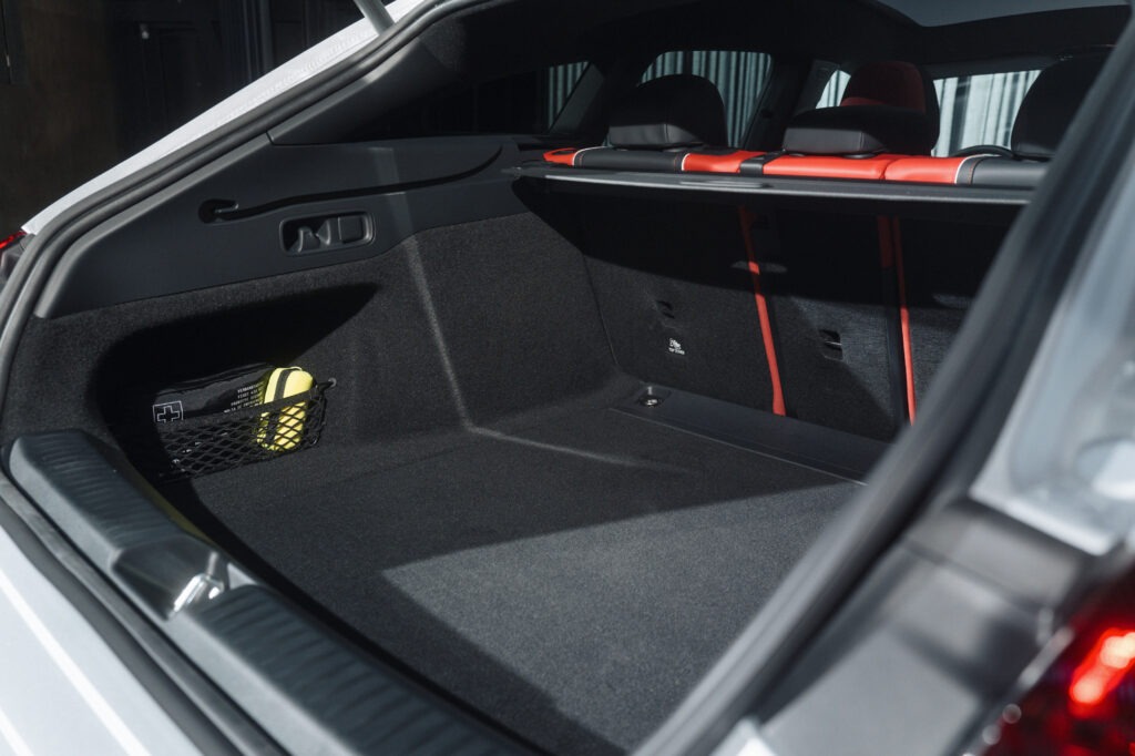 Bild im Kofferraum des Mercedes-Benz CLA