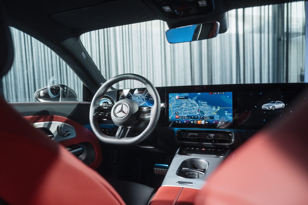 Innenraum des Mercedes CLA mit Lenkrad und Touchscreen