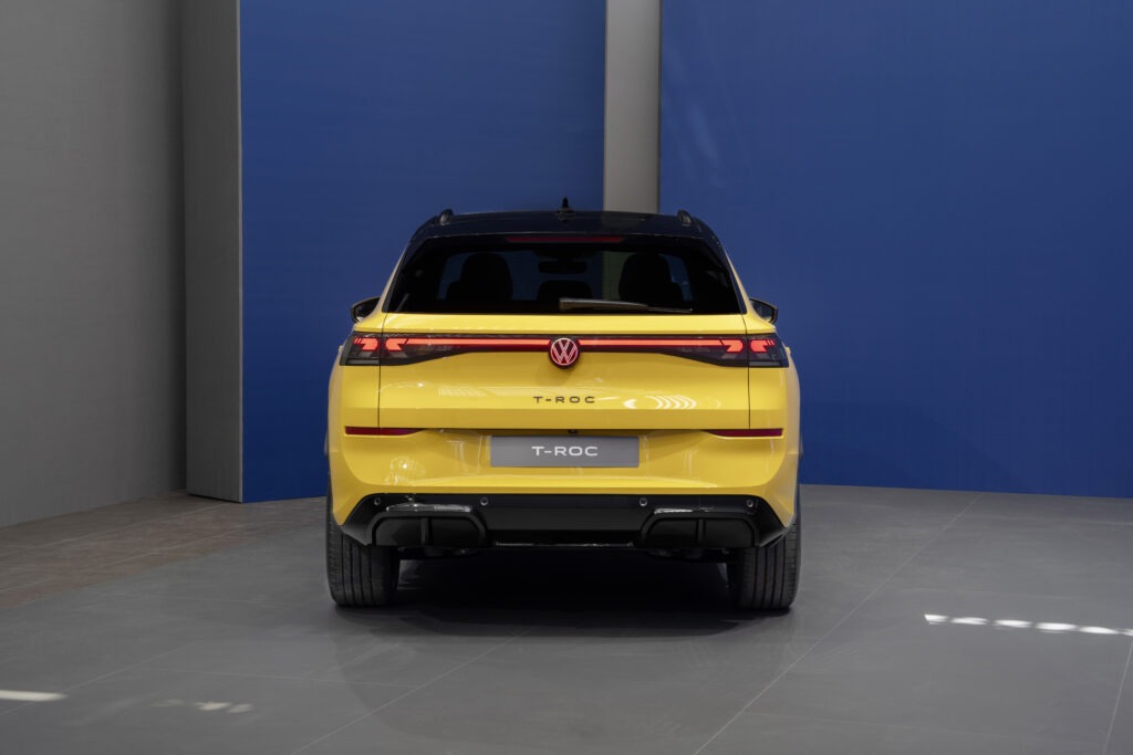 Neuer Volkswagen T-Roc in Gelb von hinten gesehen