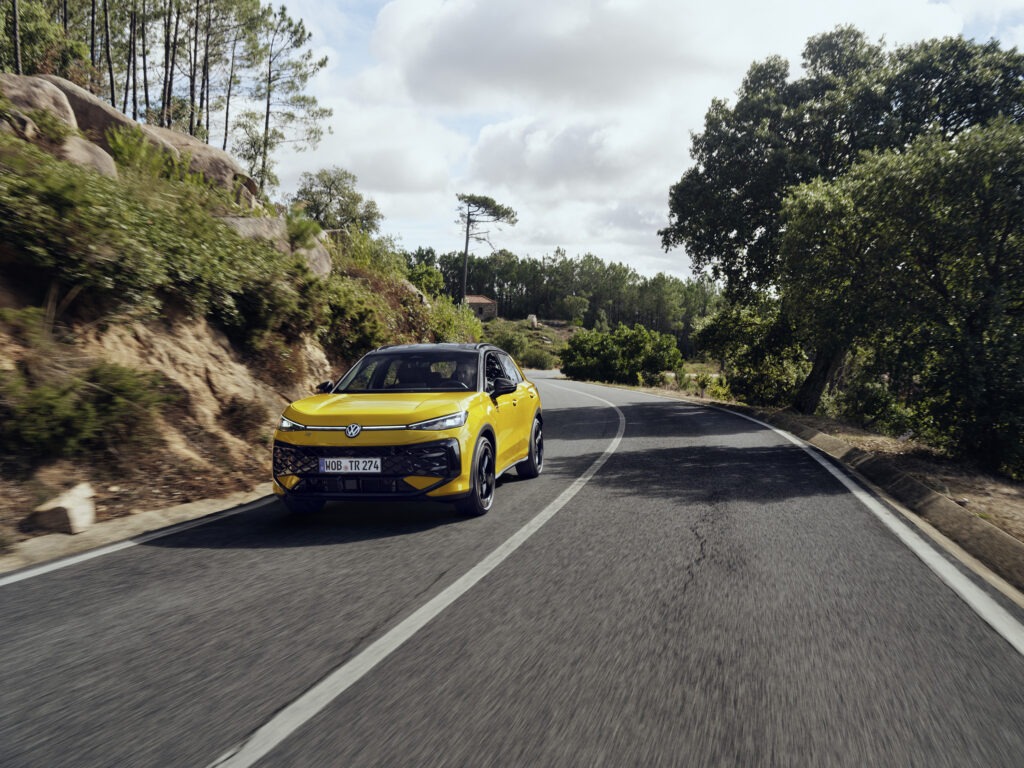 Neuer Volkswagen T-Roc fährt auf einer Straße