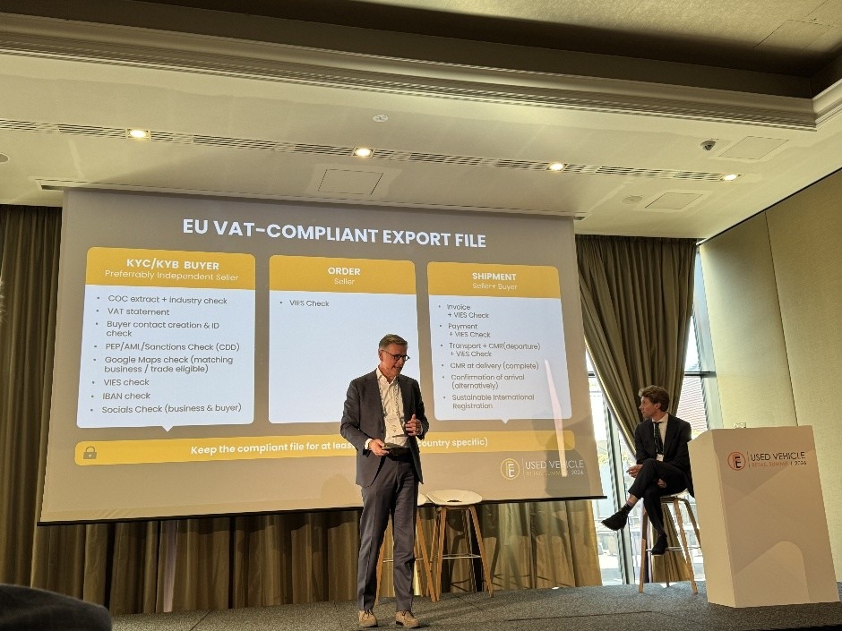 Michel van Roon, Gründer und Mitinhaber von Novatrade24, präsentiert auf dem Used Vehicle Retail Summit 2026 in Frankfurt, Deutschland.