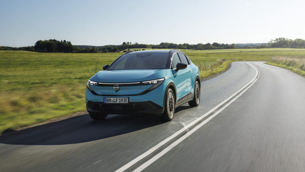 Der brandneue Nissan LEAF kommt auf die Straße