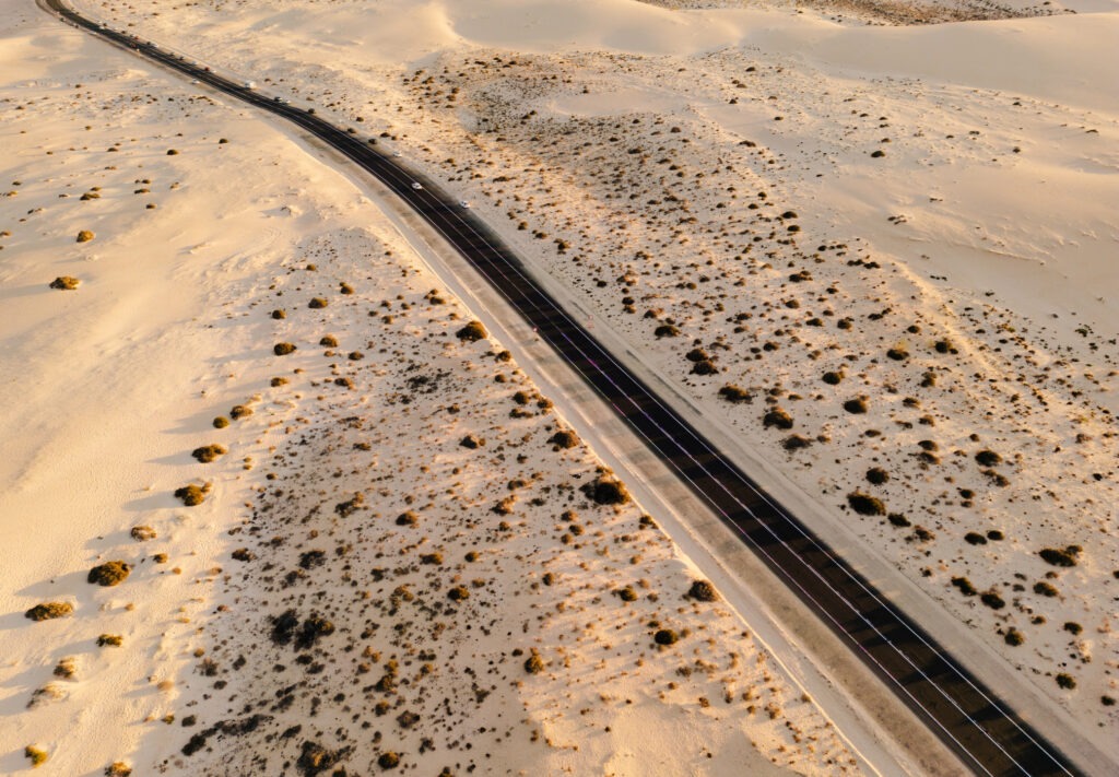 Spanien, Kanarische Inseln, Fuerteventura, Nationalpark Corralejo, Straße durch Sanddünen